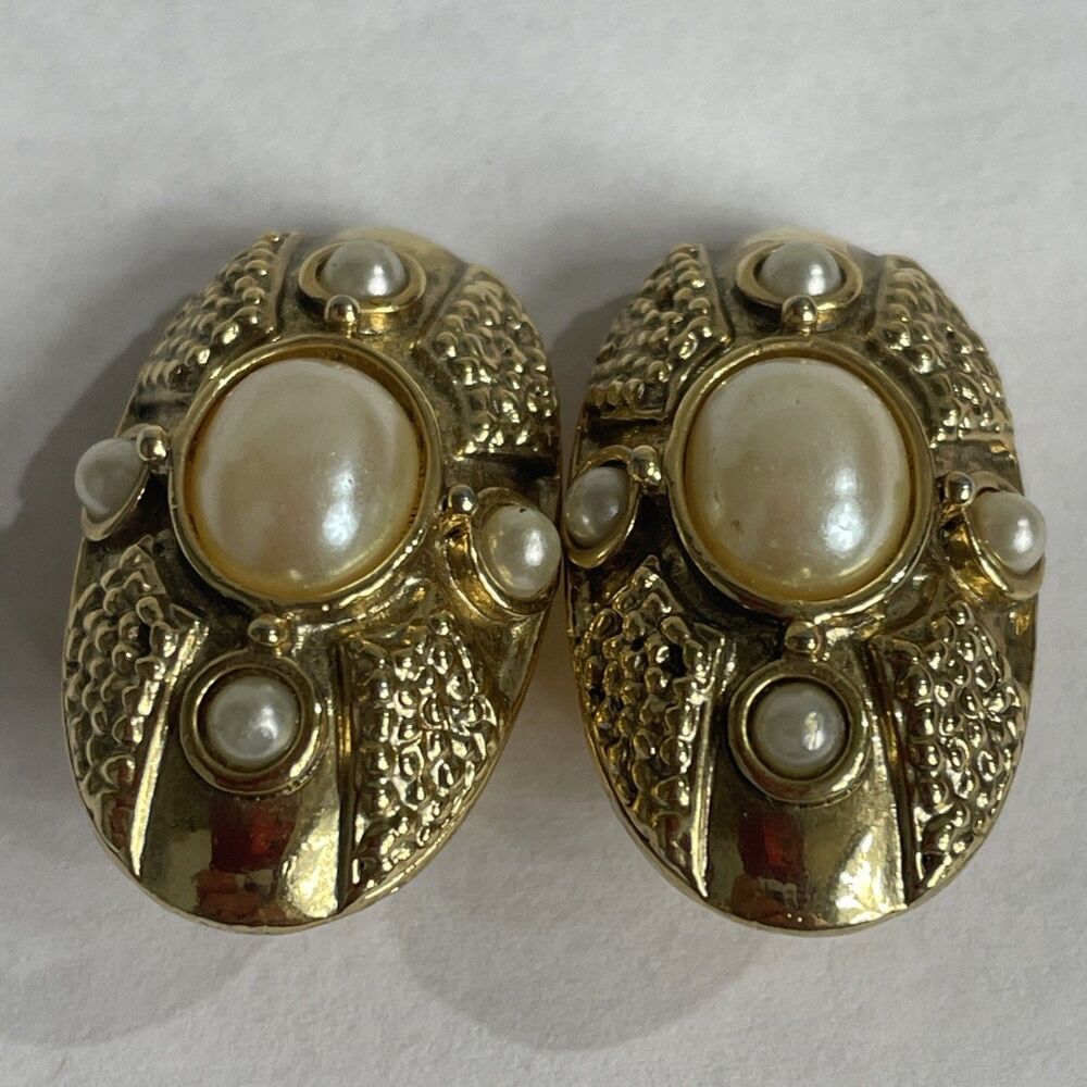 Vintage Clip On earrings, gold tone, pearls, Bijoux, Beautiful Condition